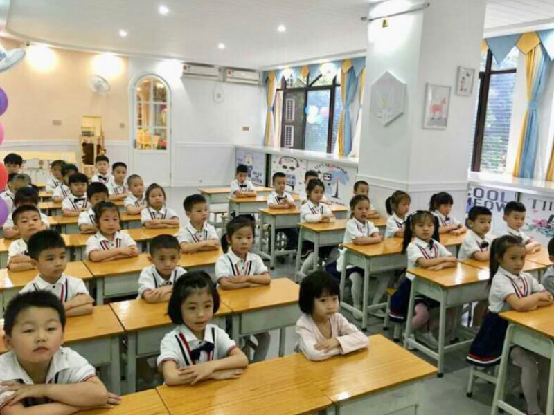 幼兒園寶寶教師認真聽課-郴州市蘇仙區金鹿角幼兒園師生風采