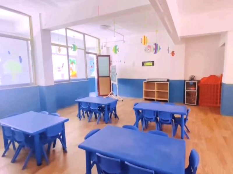 郴州市北湖區國棟幼兒園教室課桌