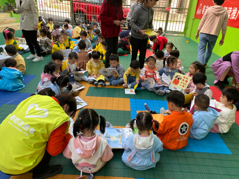 北湖區星海幼兒園門口繪本閱讀